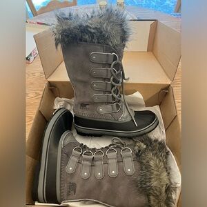 Sorel Joan of Arctic boots in quarry/black size women’s 8